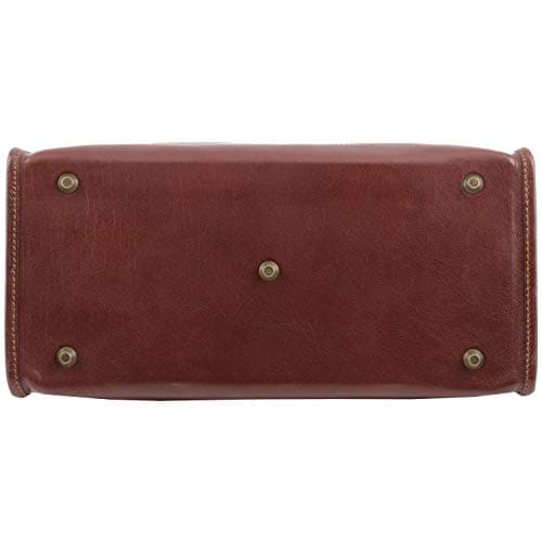 The underside of the bag is protected by small metal feet.